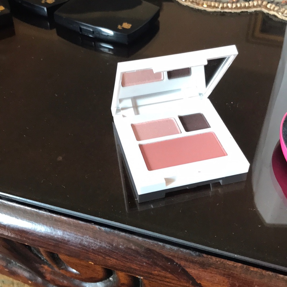 Makeup never used - Picture 2 of 6